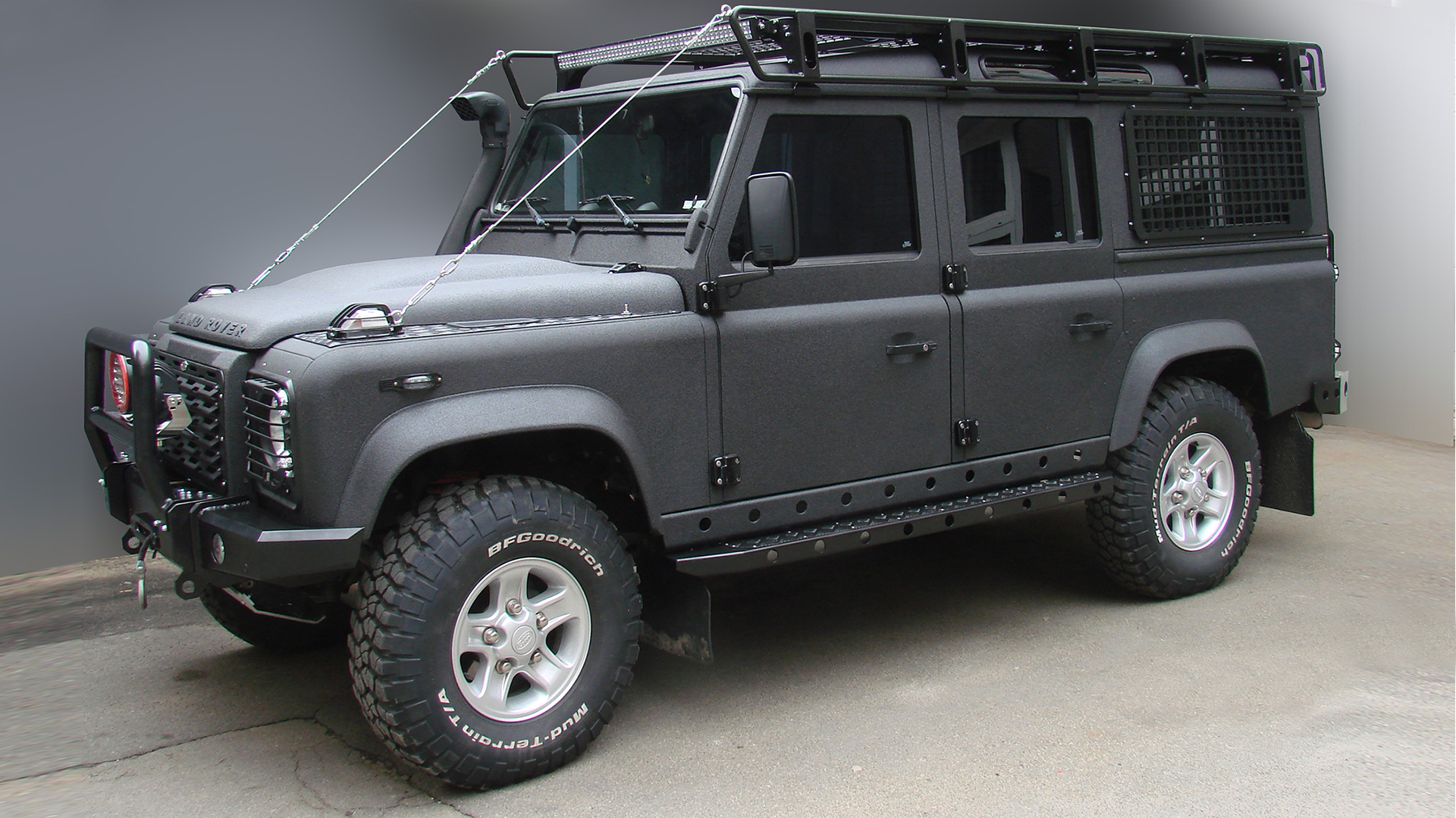 Land Rover Defender захист покриттям Line-X
