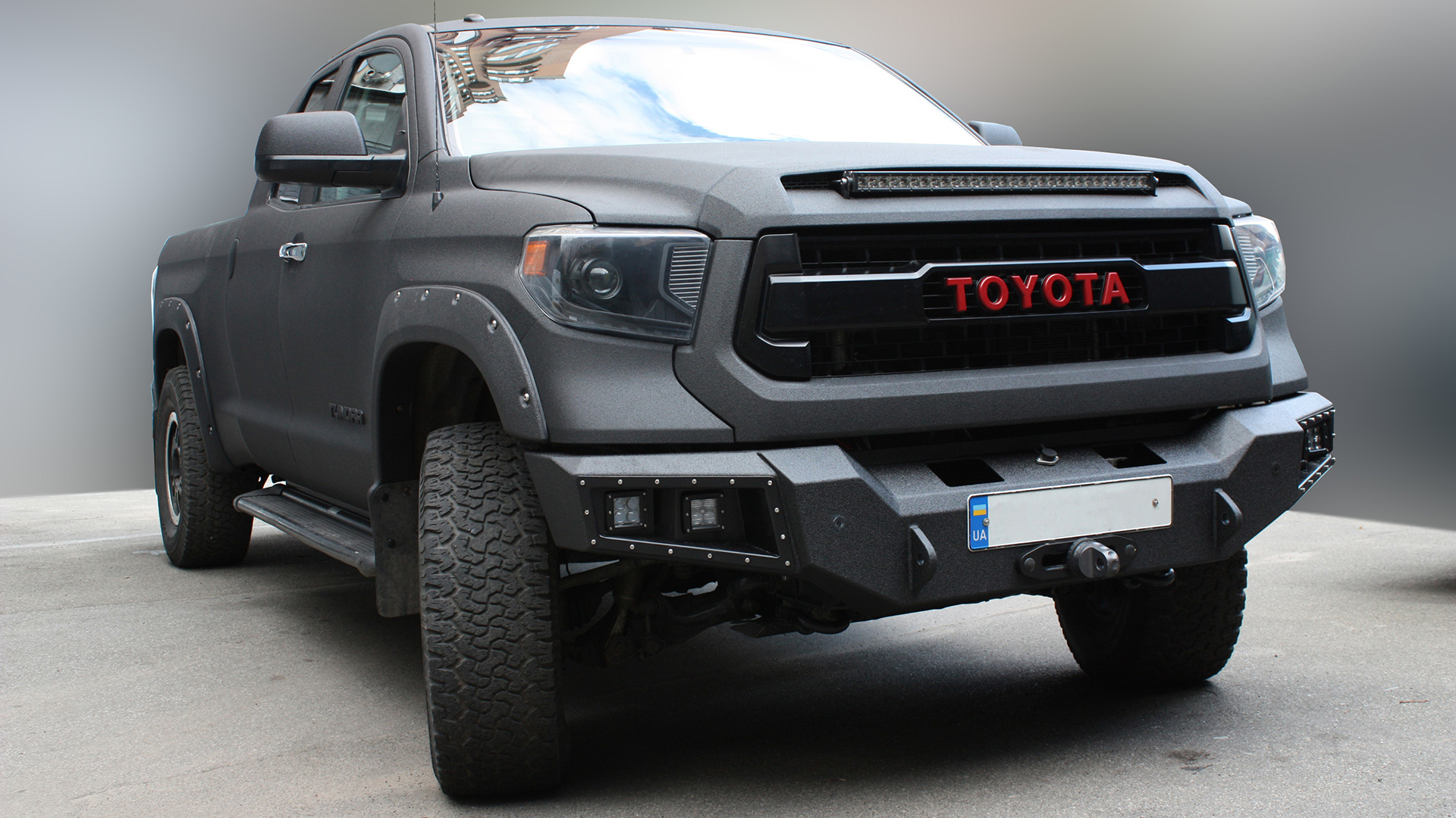 Toyota Tundra "Dark Knight" вкритий захисним покриттям Line-X