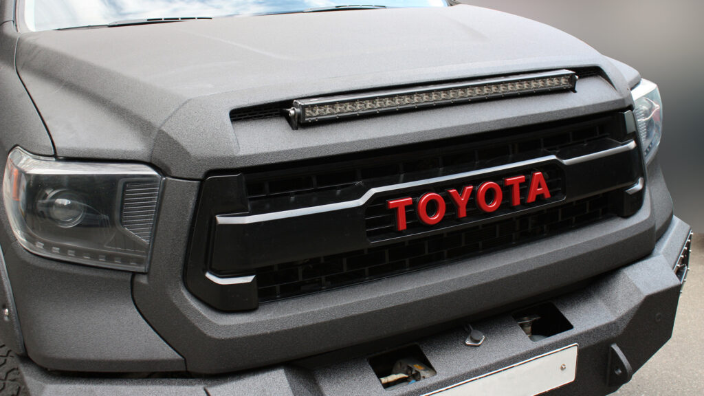 TOYOTA Tundra "Dark Knight" решітка радіатора та додаткові освітлювальні прилади