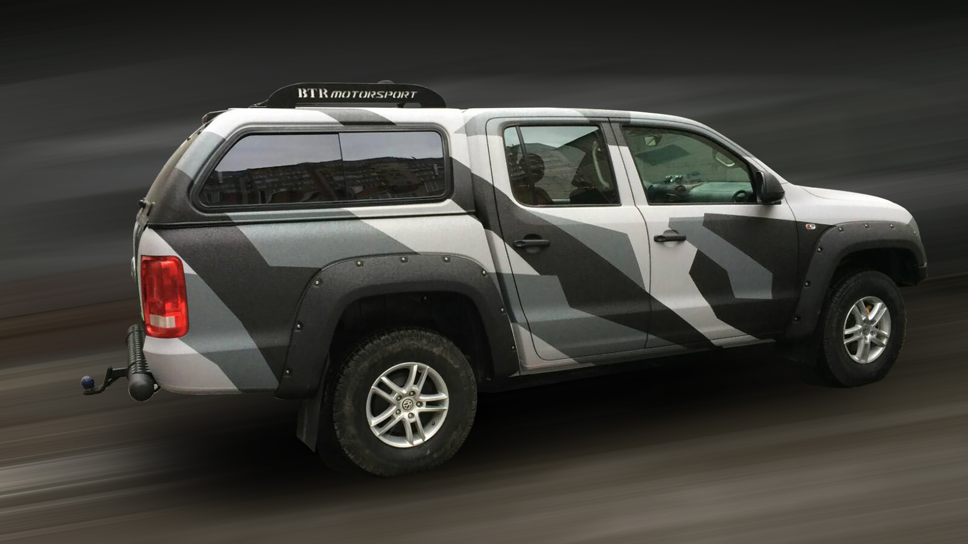 Volkswagen Amarok з нанесеним покриттям Line-X XS-100 з малюнком "камуфляж геометричний"