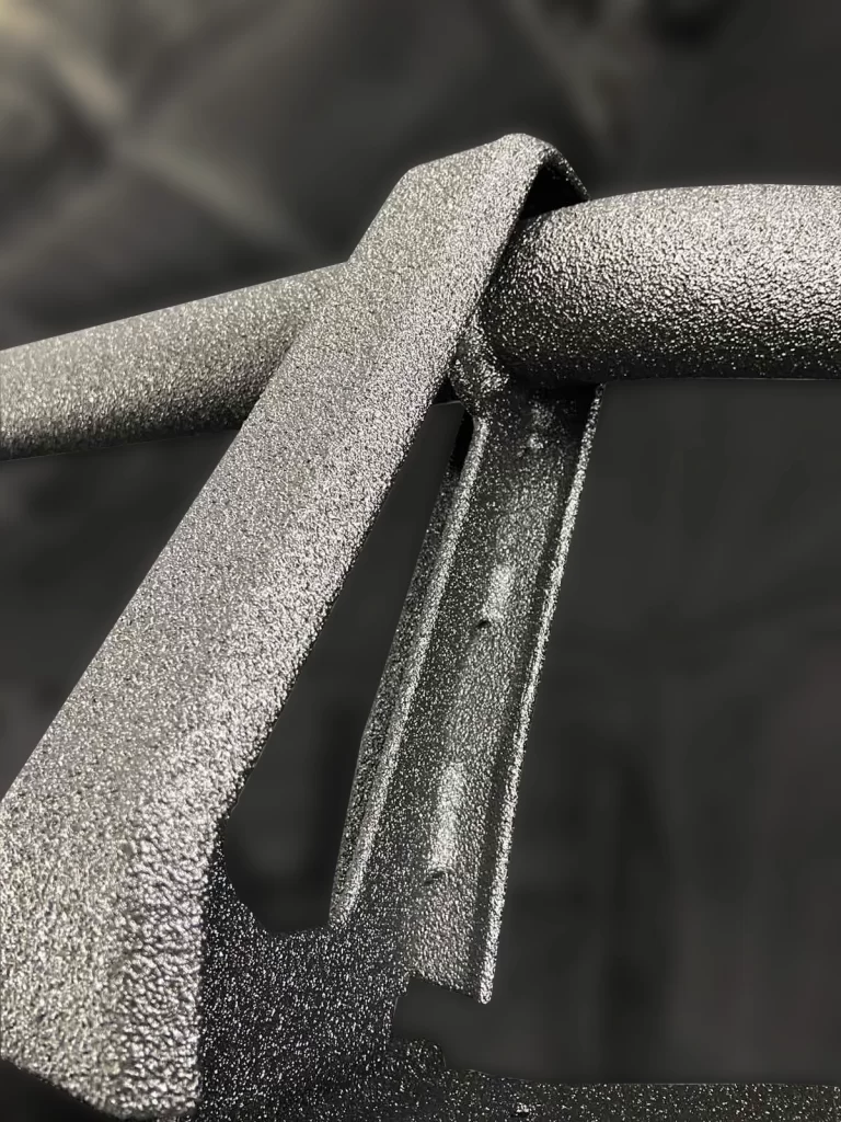 Деталь силового бампера готова для нанесення захисного покриття Line-X