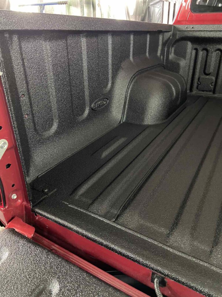 TOYOTA HILUX GR Sport. Фінальний результат робіт по захисту вантажного відсіку покриттям Line-X XS-100