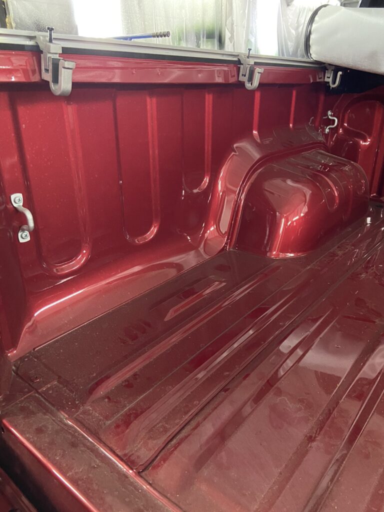 TOYOTA HILUX GR Sport. Знежирення поверхні вантажного відсіку перед покриттям Line-X XS-100