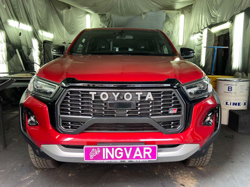 TOYOTA HILUX GR Sport в робочому боксі аплікаторського центру