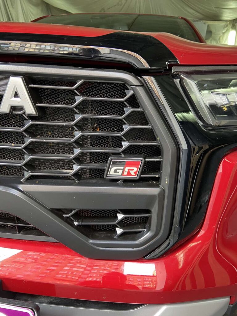 TOYOTA HILUX GR Sport. решітка радіатора