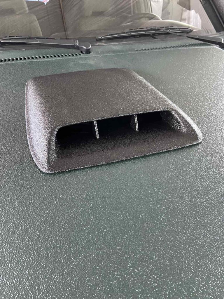 Повітрозабірник Nissan Patrol GR v8 після обробки кузова захисним покриттям Line-X XS-100