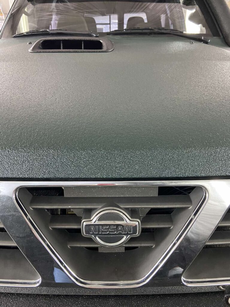 Капот та радіаторна решітка Nissan Patrol GR v8 після обробки кузова захисним покриттям Line-X XS-100