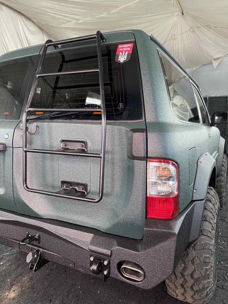 Задня частина позашляховика Nissan Patrol GR v8 оброблене покриттям Line-X XS-100