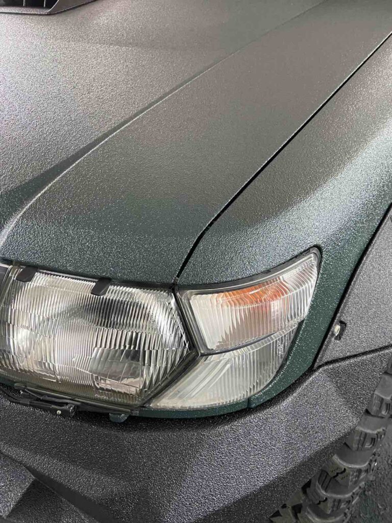 Передня фара Nissan Patrol GR v8 після обробки кузова захисним покриттям Line-X XS-100