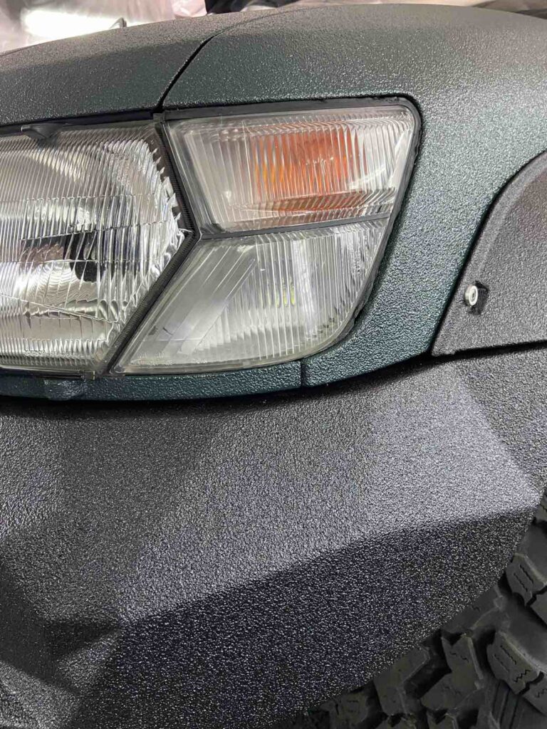 Примикання передньої фари Nissan Patrol GR v8 до крила та переднього бампера після обробки кузова захисним покриттям Line-X XS-100