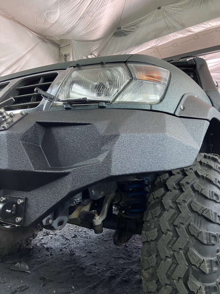 Передній бампер Nissan Patrol GR v8 оброблений покриттям Line-X XS-100
