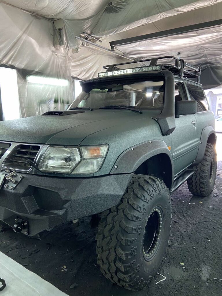 Nissan Patrol GR v8 в боксі для напилення покриттям Line-X XS-100 компанії "АРМАН ТЕХ"