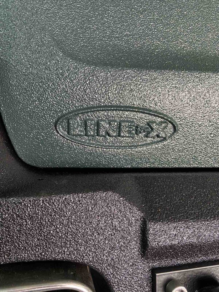 Фрагмент кузова Nissan Patrol GR v8 після обробки захисним покриттям Line-X XS-100