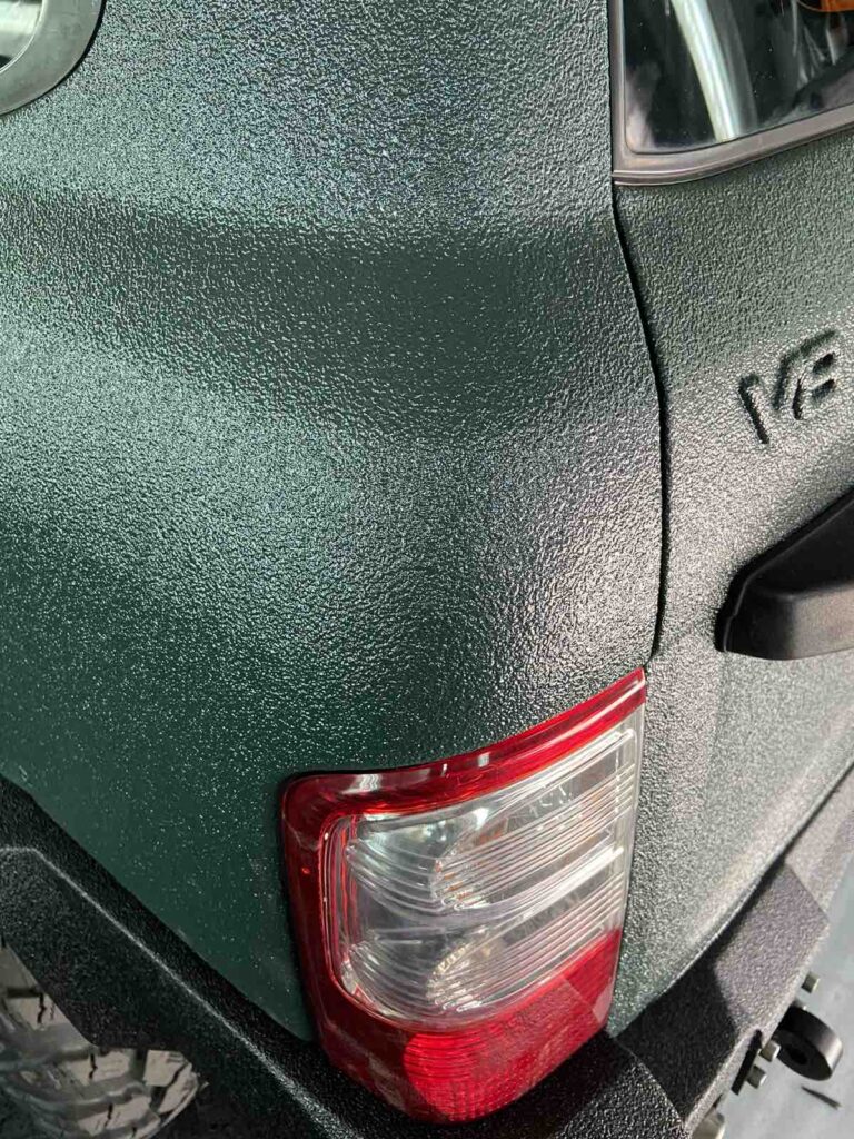 Заднє крило Nissan Patrol GR v8 після обробки захисним покриттям Line-X XS-100