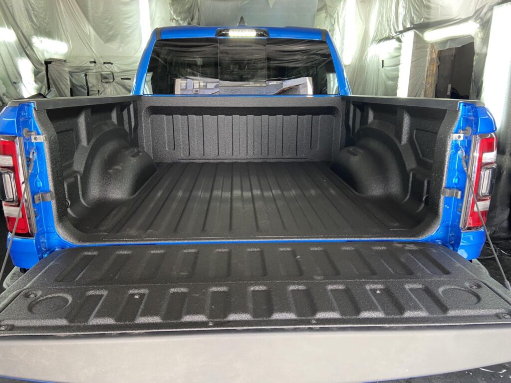 DODGE RAM 1500 TRX після нанесення Line-X у вантажному відсіку