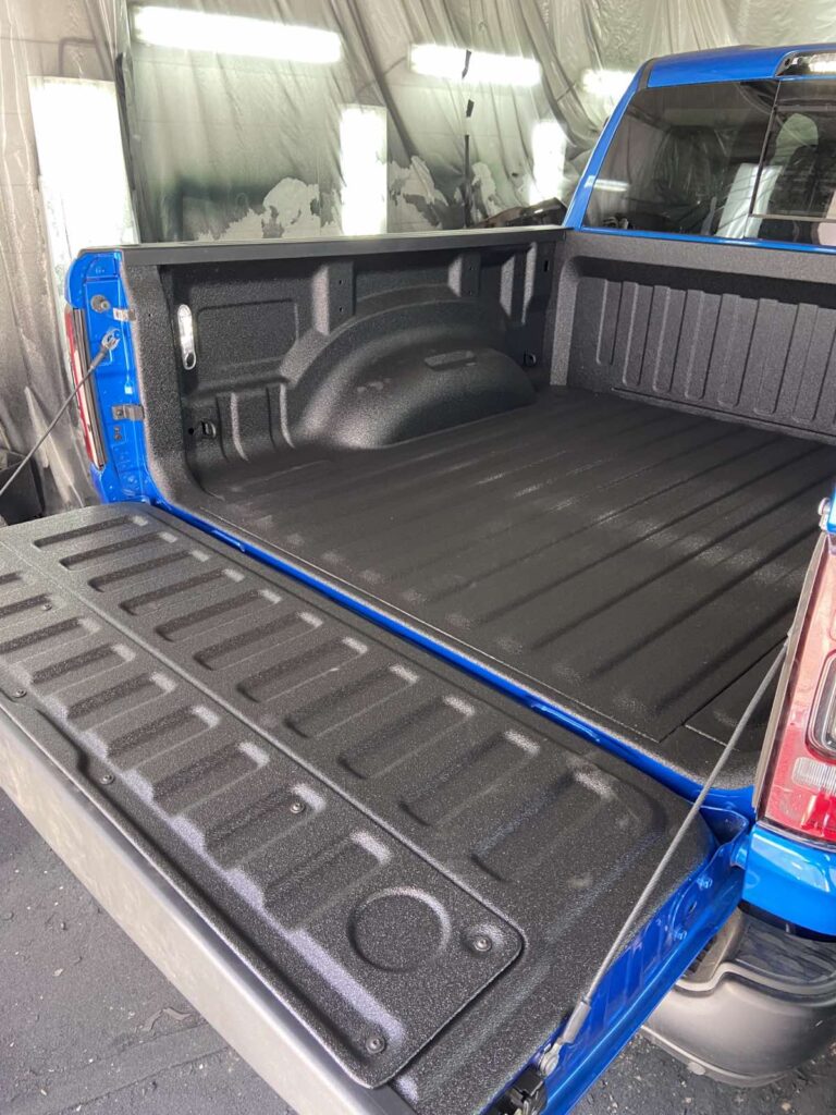 DODGE RAM 1500 TRX після нанесення Line-X у вантажному відсіку
