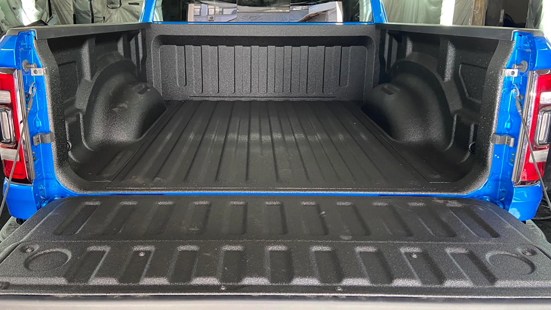 Вантажний відсік DODGE RAM 1500 TRX захищений покриттям Line-X