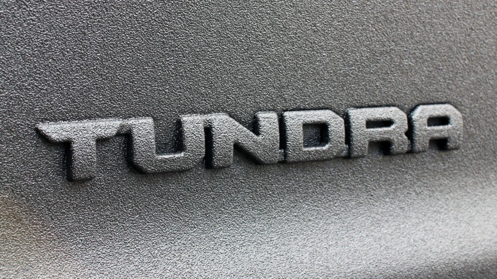 Логотип "TUNDRA" вкритий захисним покриттям Line-X