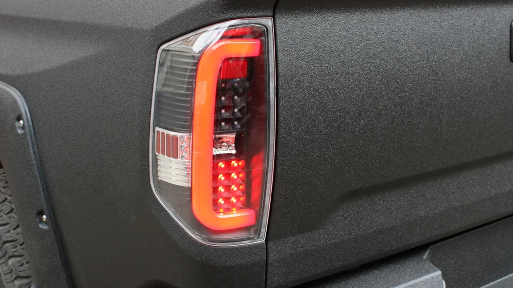 Toyota Tundra "Dark Knight" задній блок фар