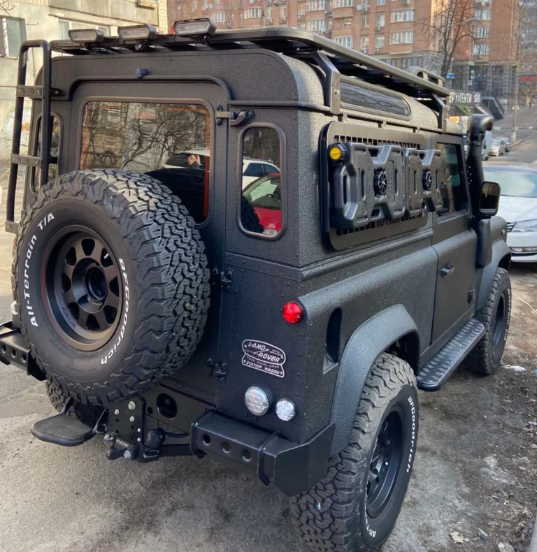 LAND ROVER DEFENDER 90 вид ззаду