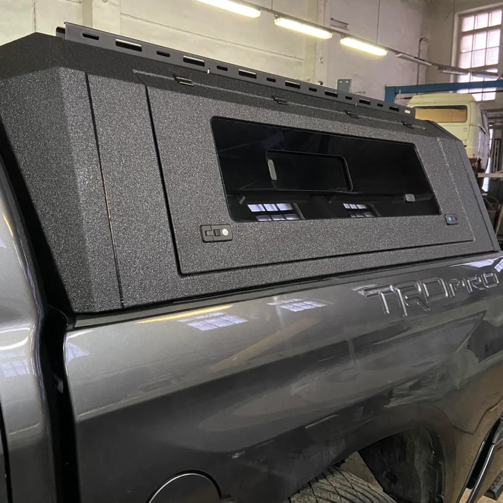 Металевий кунг змонтований на ToyotaTundra з нанесеним покриттям LINE-X