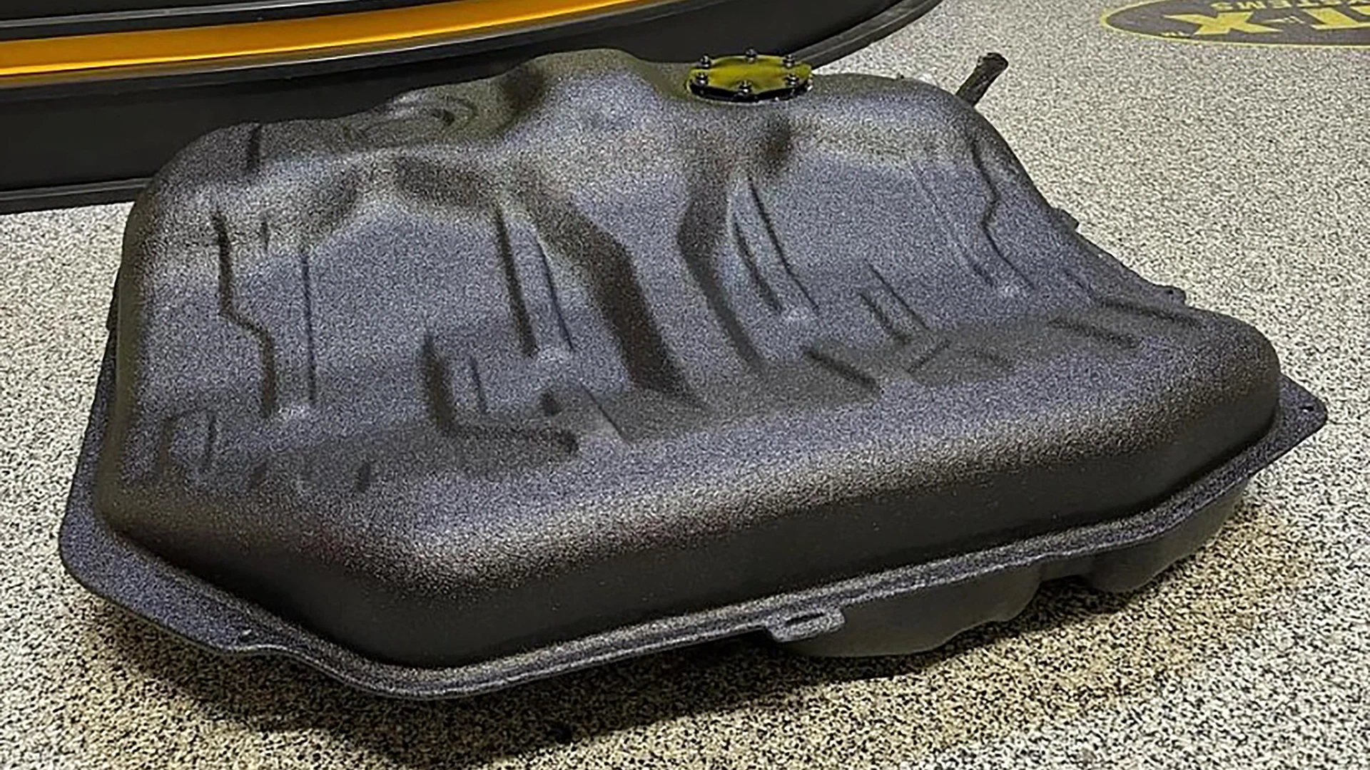 Fuel tank of auto filled by LINE-X Паливний бак Land Rover оброблений поліуретановим покриттям LINE-X