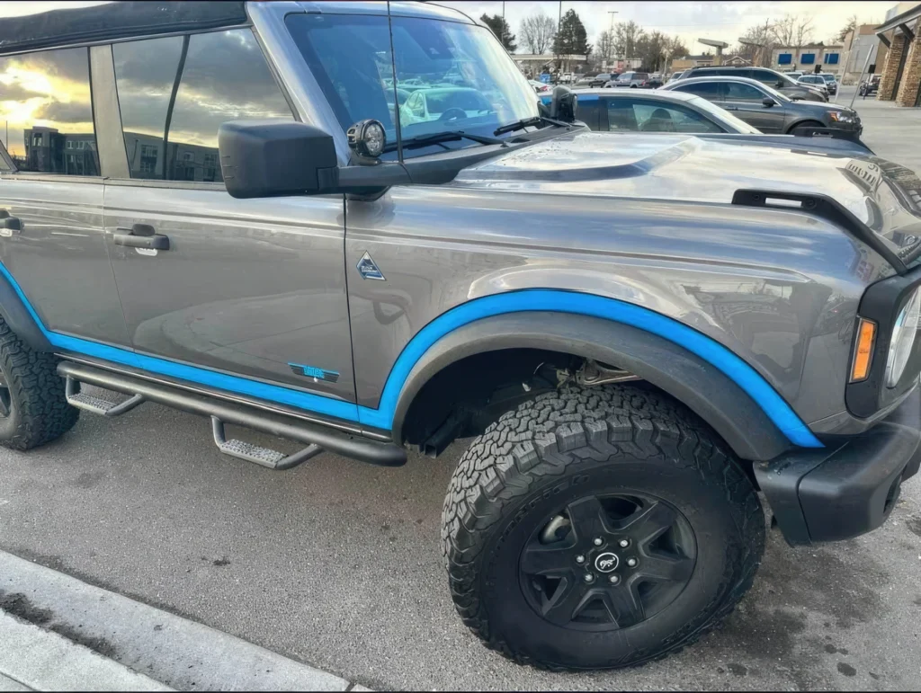 Ford Bronco. Двокольоровий частковий захист порогів та арок коліс покриттям Line-X