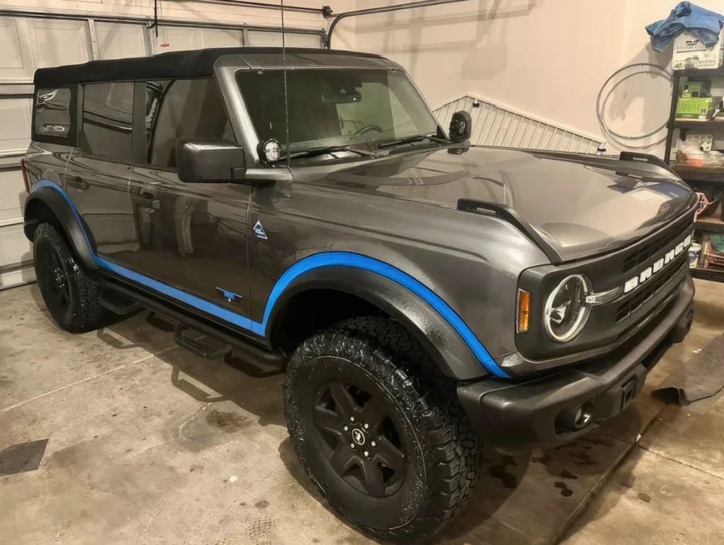 Ford Bronco. Двокольоровий частковий захист порогів та арок коліс покриттям Line-X