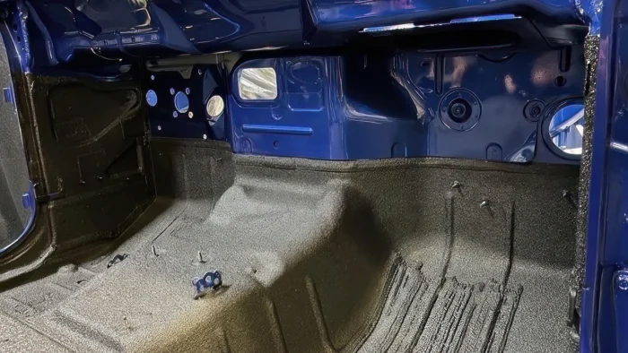 Аплікатори Arizona Line-X використовують Line-X для внутрішніх поверхонь Jeep Wrangler