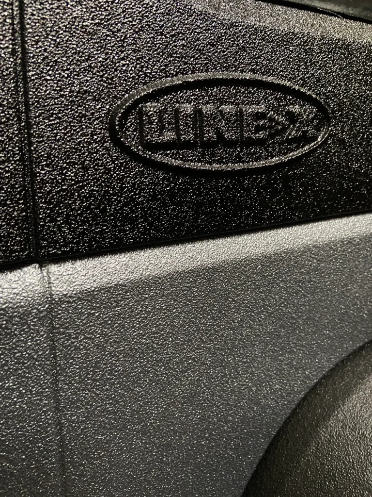 Логотип LINE-X на кузові JEEP WRANGLER JK RUBICON із захистом LINE-X та IMRON 700 для захисту від ультрафіолету
