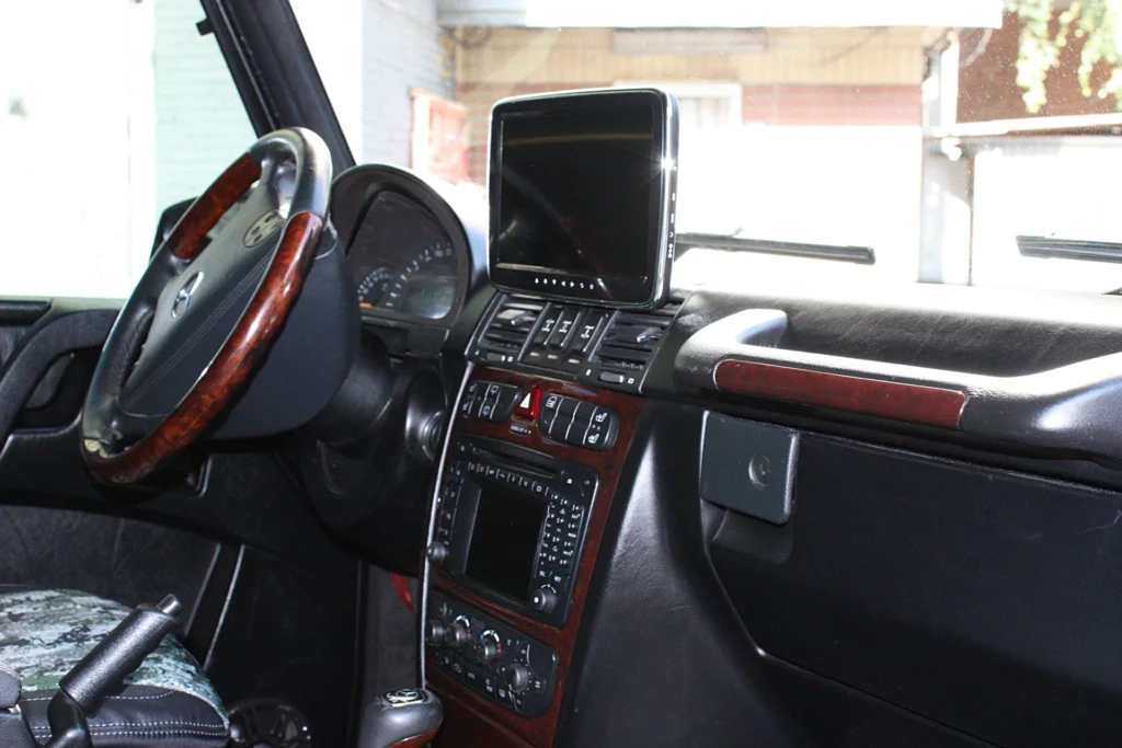 Mercedes-Benz G-class Pickup NEMESIS. Передня панель з встановленим додатковим монітором.