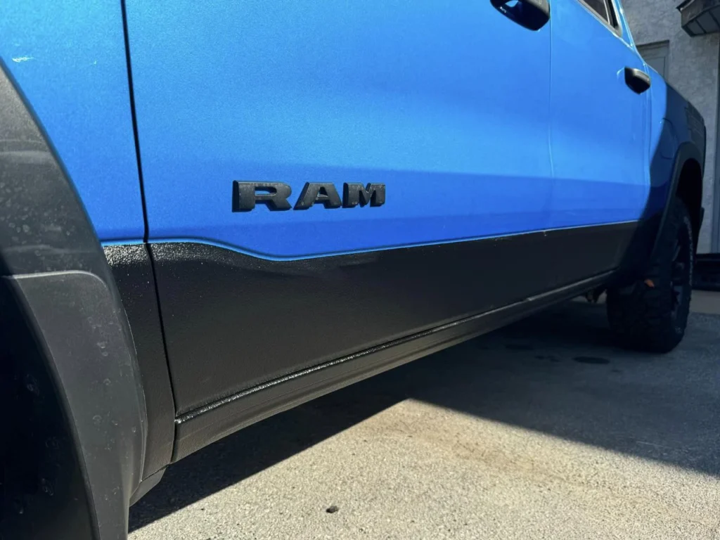 Захист порогів пікапа Dodge RAM від Line-X North America