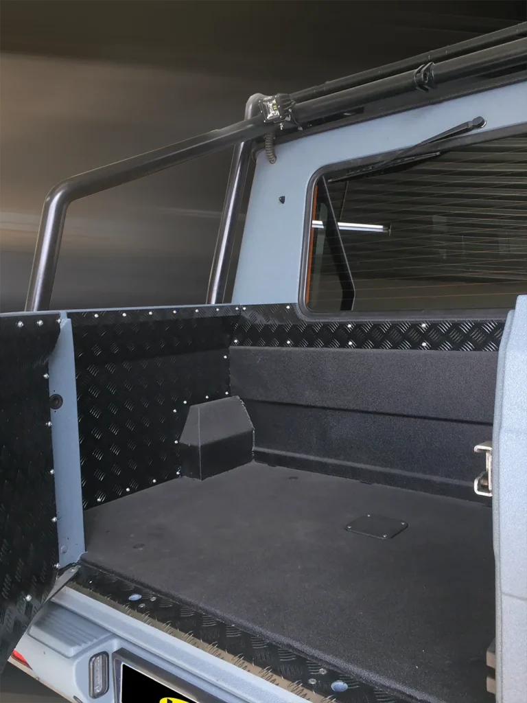 MB G-class ALFA 55. Багажне відділення захищене Line-X