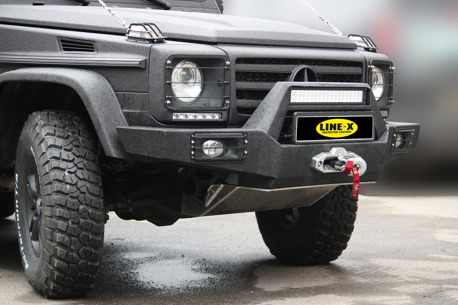 Тюнінг-проєкт MB G-class Gelendwagen захищений Line-X. Передній силовий бампер.