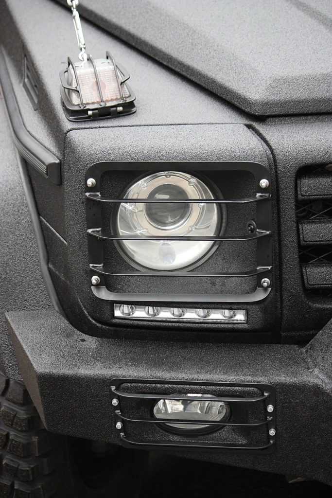 Тюнінг-проєкт MB G-class Gelendwagen захищений Line-X. Захист передніх фар.