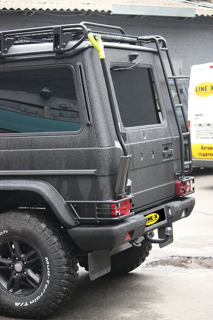 Тюнінг-проєкт MB G-class Gelendwagen захищений Line-X. Задні силові сходи на багажник.