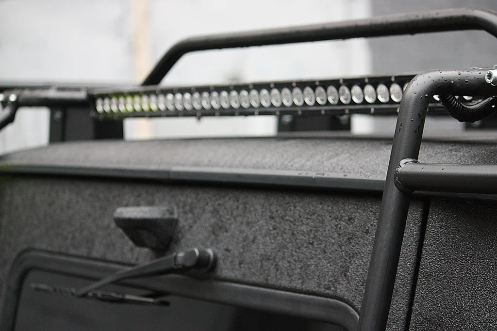 Тюнінг-проєкт MB G-class Gelendwagen захищений Line-X. Додаткове заднє LED освіщення, що розміщене на експедиційному багажнику.
