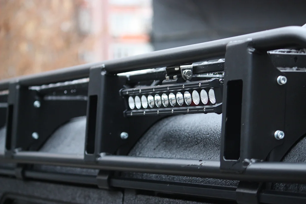 Тюнінг-проєкт MB G-class Gelendwagen захищений Line-X. Додаткове бічне LED освіщення, що розміщене на експедиційному багажнику.
