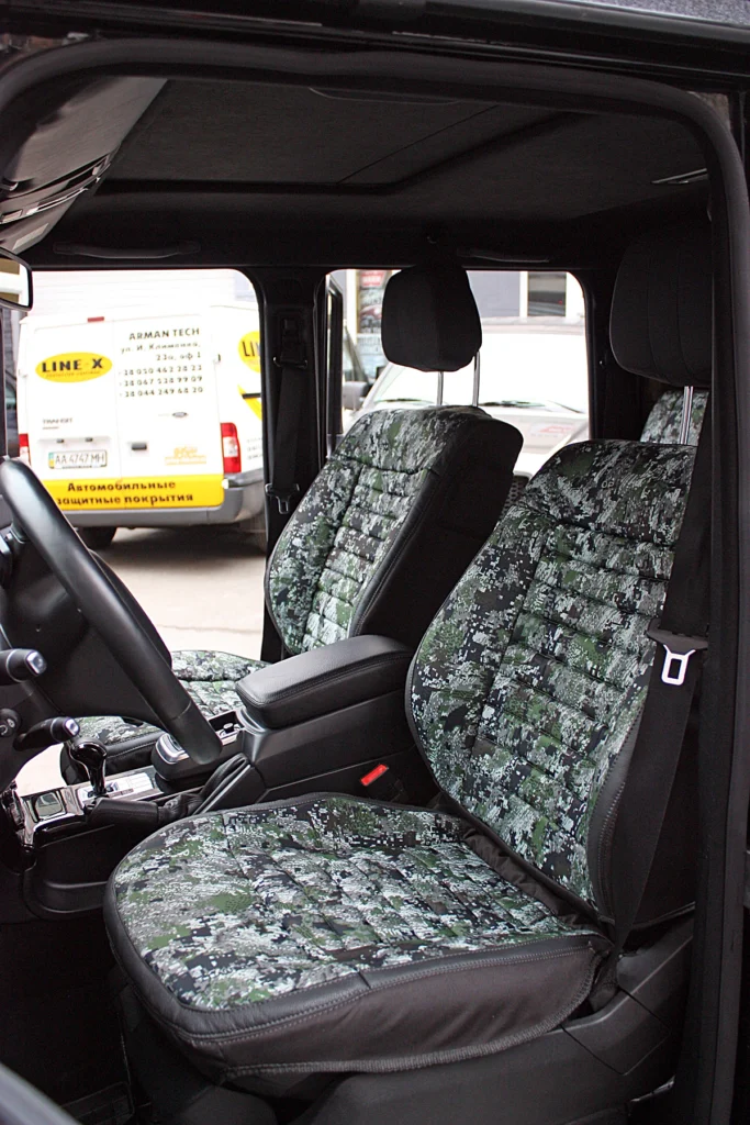 Тюнінг-проєкт MB G-class Gelendwagen захищений Line-X. Захисні чохли на передніх сидіннях.