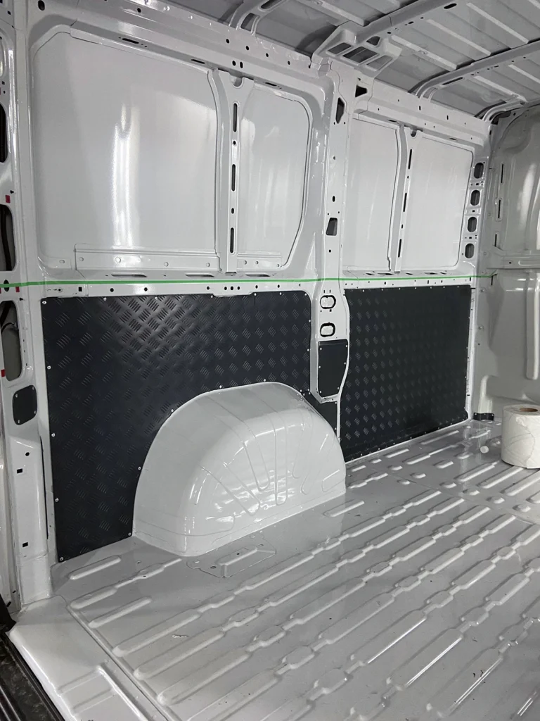 PEUGEOT BOXER. Накладні панелі виготовляються так, що повторюють геометрію кузовних ніш та кишень, які розташовані у нижній частині вантажного відсіку.