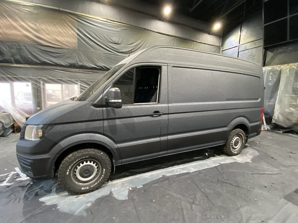 VW Crafter в покрасочной камере защищен Line-X