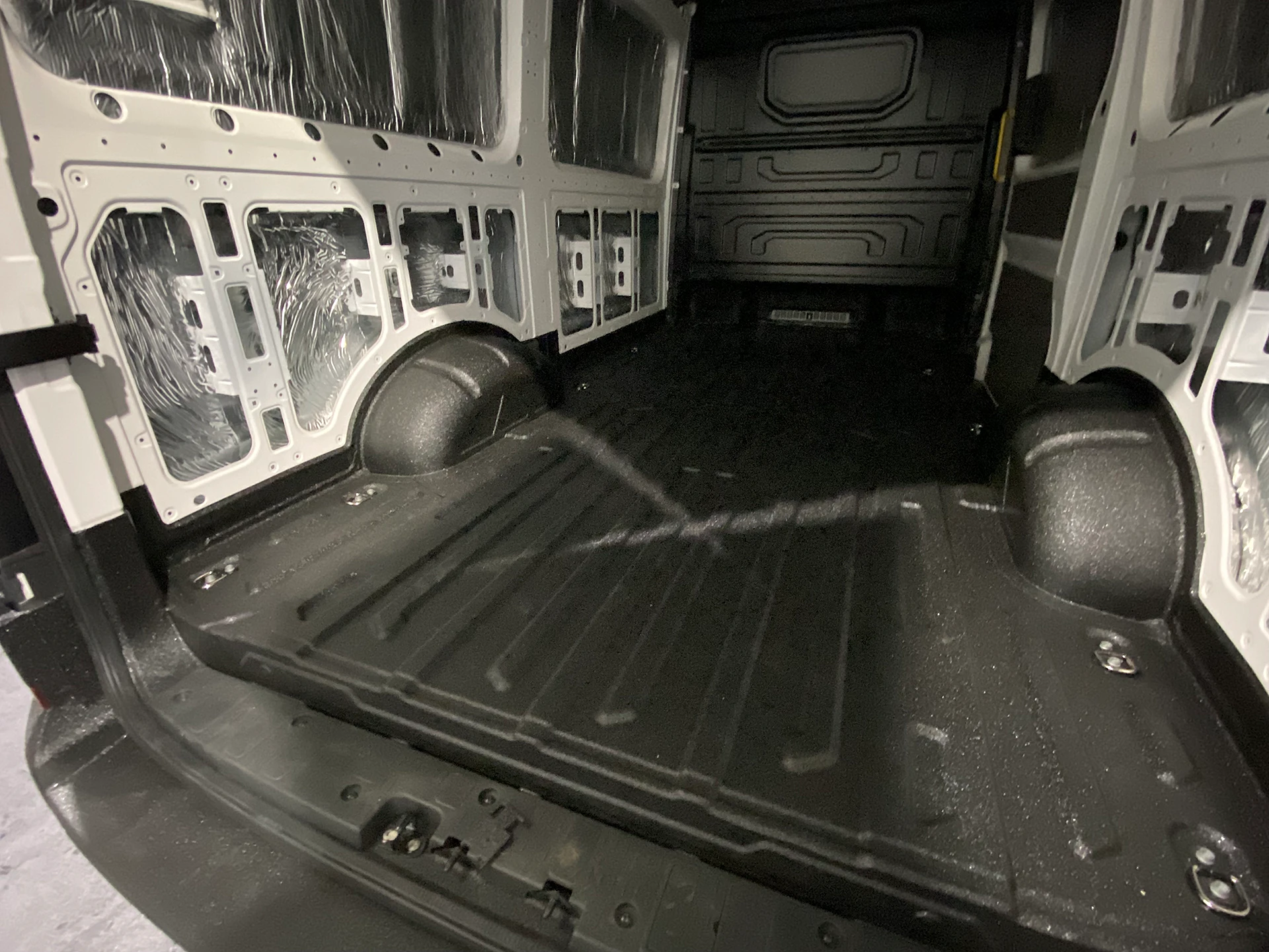 VW Crafter. Защита грузового отсека покрытием LINE-X