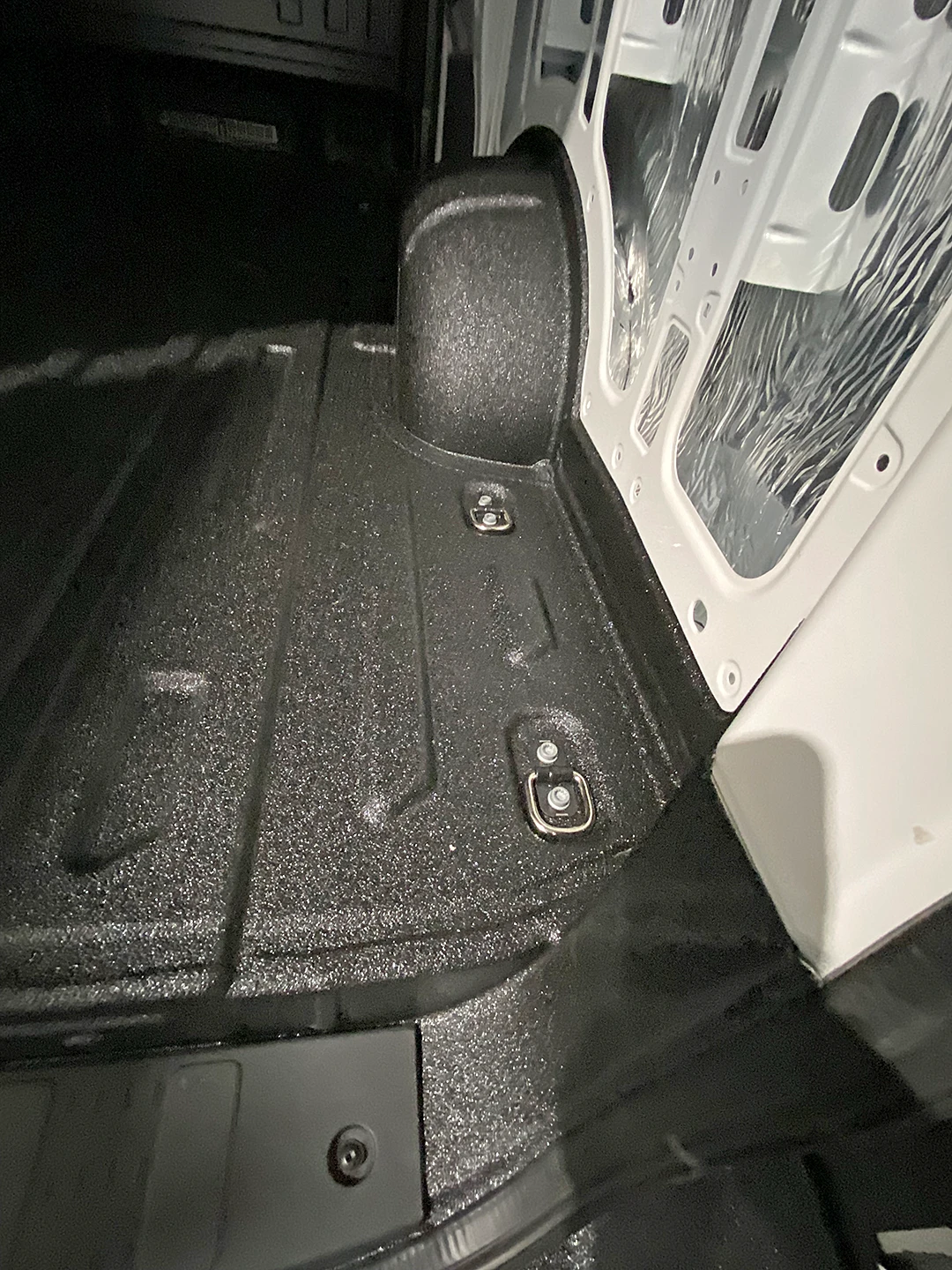 VW Crafter. Защита грузового пола покрытием LINE-X