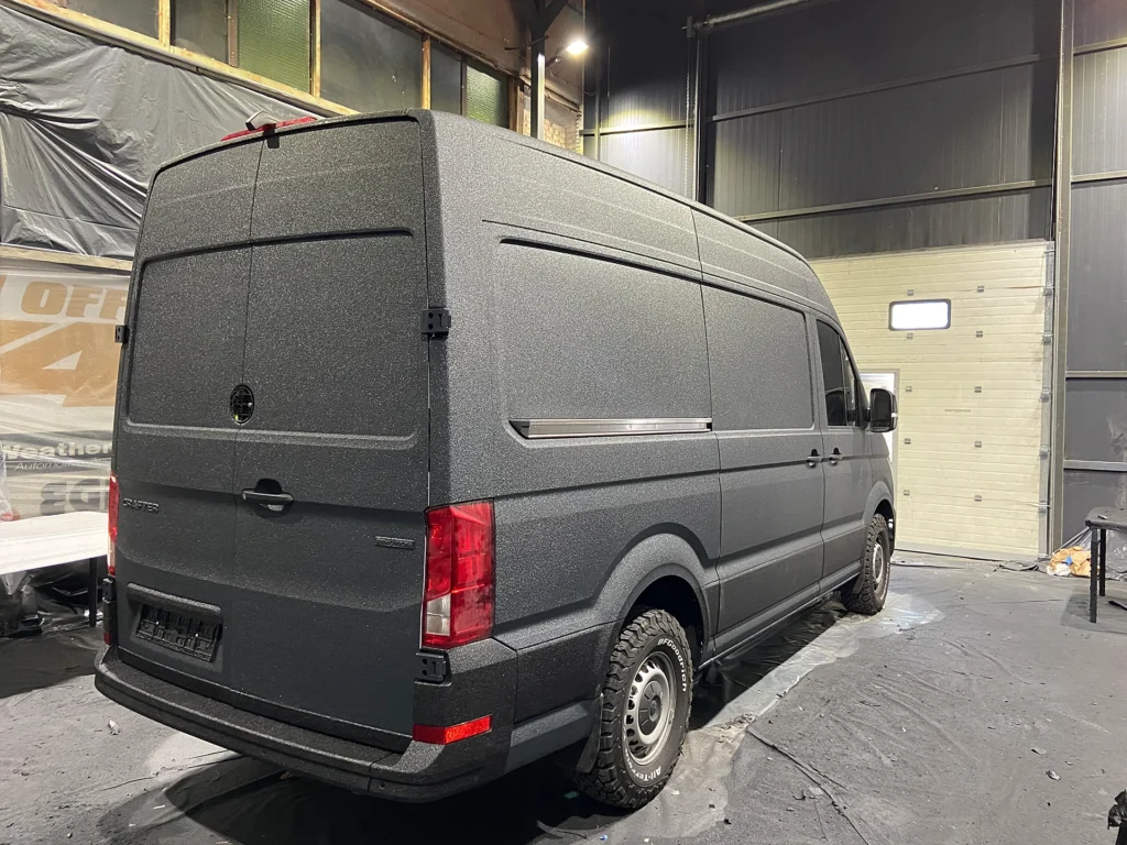 VW Crafter в покрасочной камере защищен Line-X