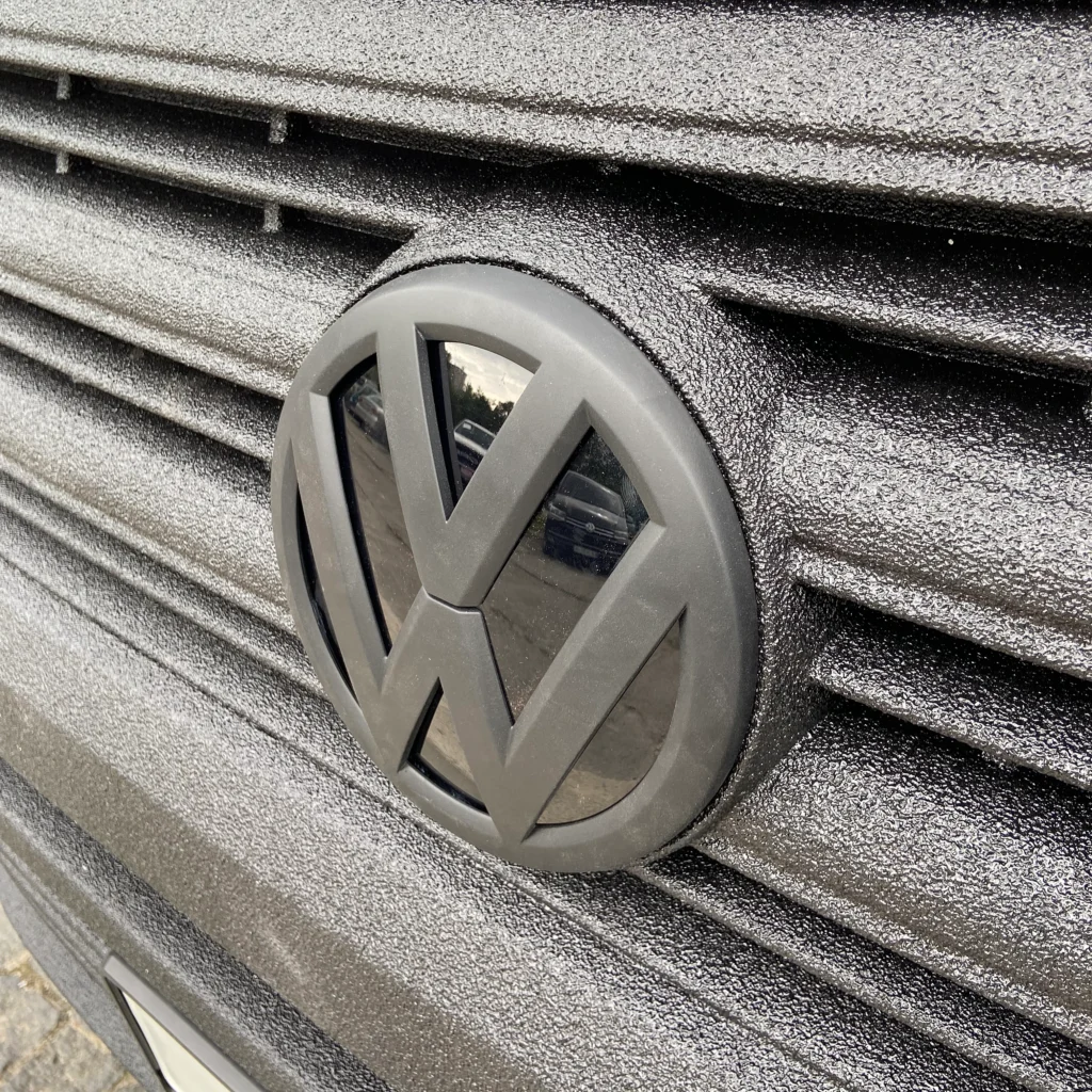 VW Crafter. Радиаторная решетка защищена Line-X