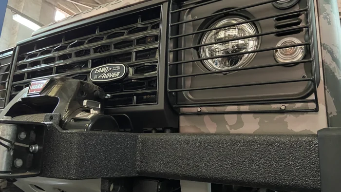 Передній силовий бампер LR DEFENDER 90 після реставрації. Покриття - Line-X.