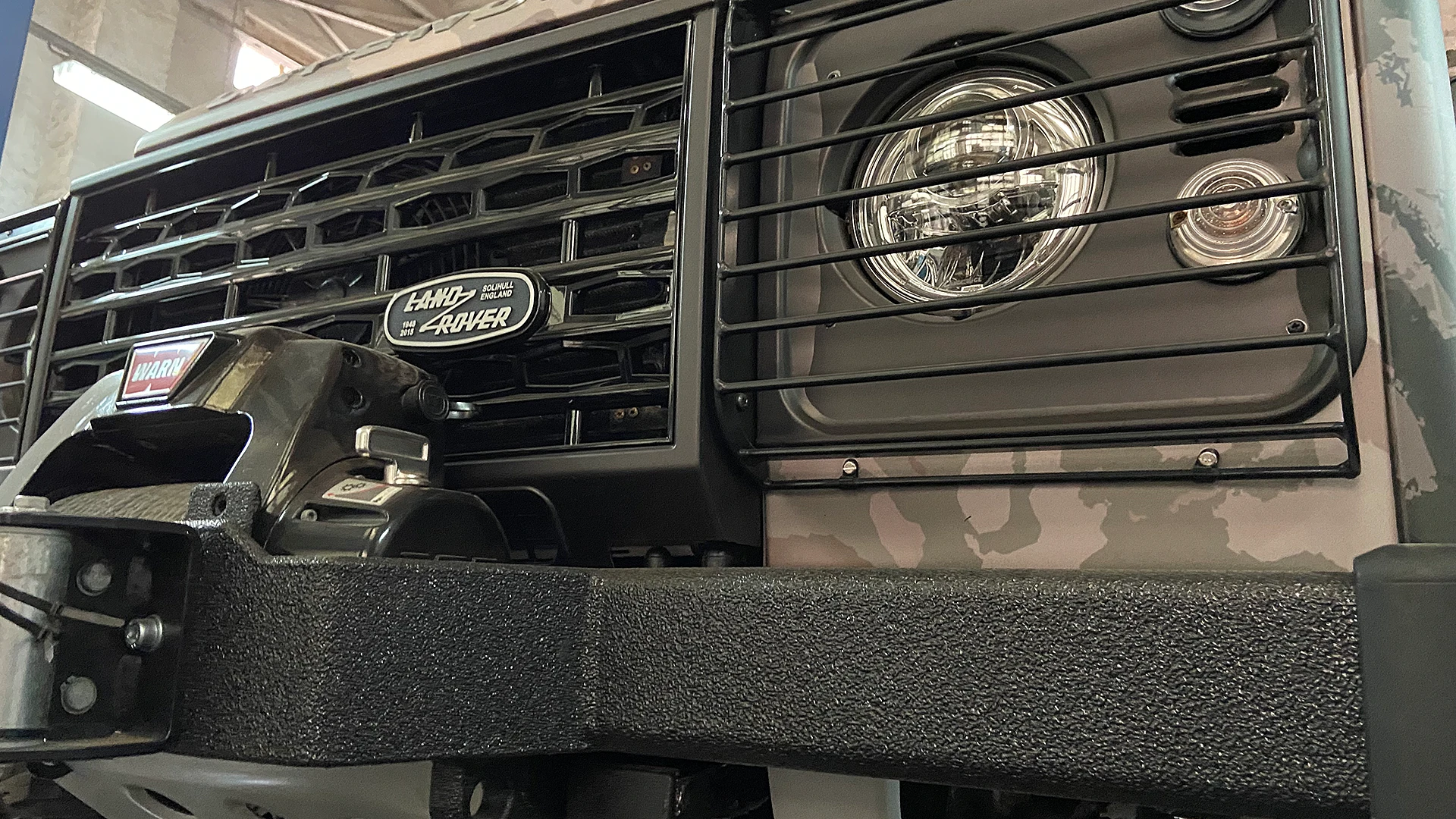 Передній силовий бампер LR DEFENDER 90 після реставрації. Покриття - Line-X.
