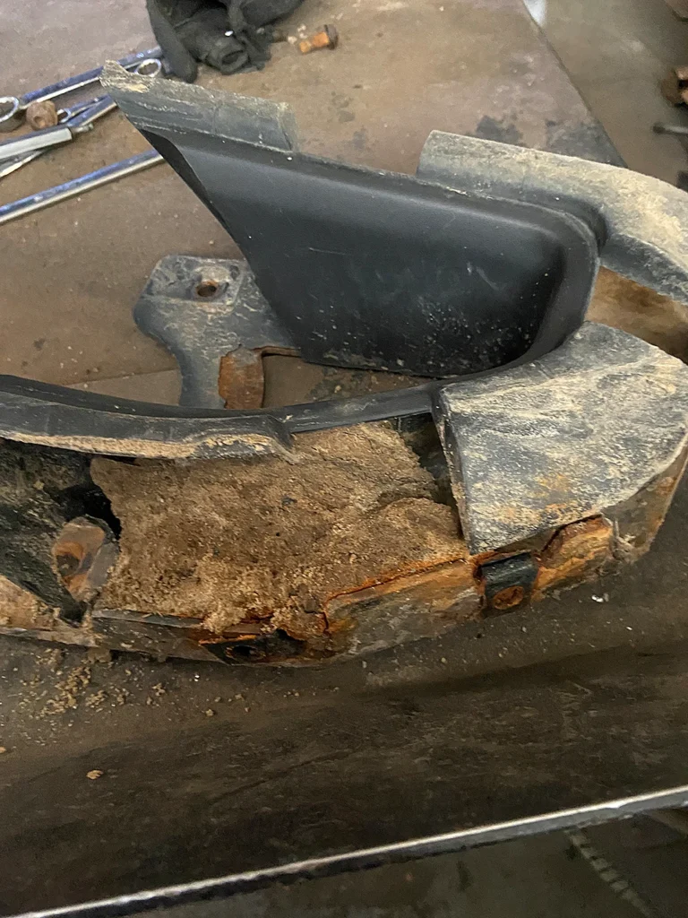 Реставрація силового обвісу Jeep Wrangler. Стан внутрішніх поверхонь бампера до реставрації та обробки