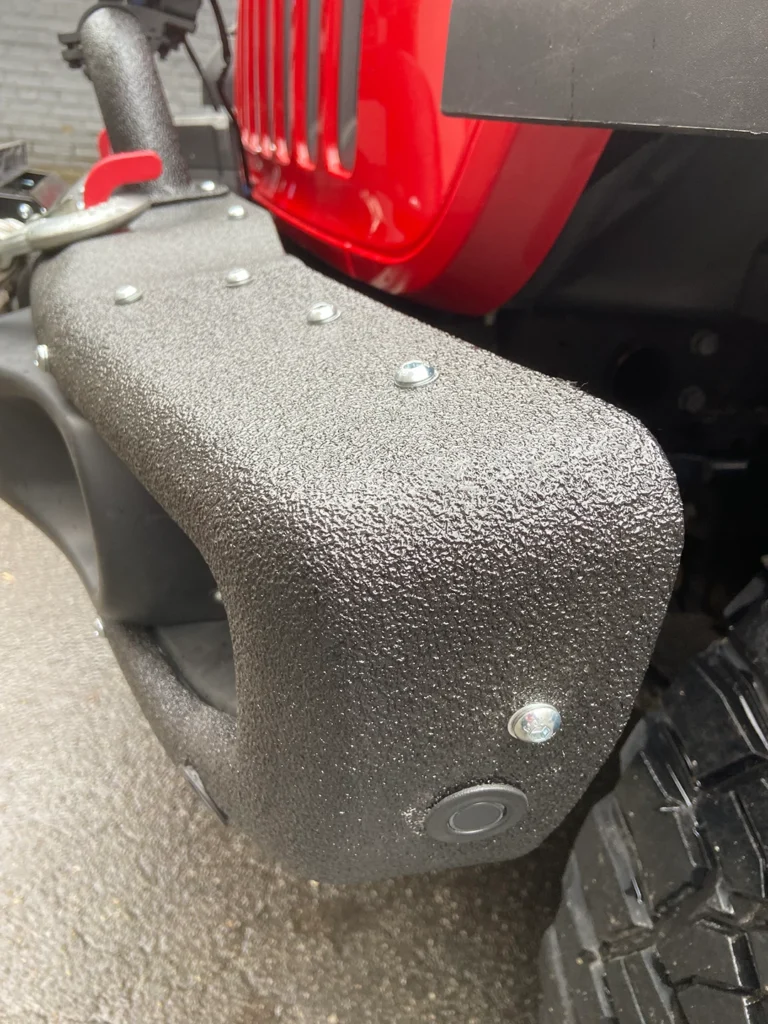 Реставрація силового обвісу Jeep Wrangler. Передній бампер відремонтований та захищений поліуретановим покриттям Line-X