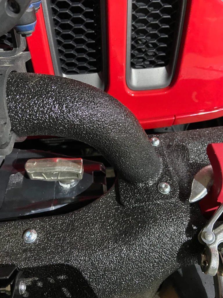 Реставрація силового обвісу Jeep Wrangler. Передній бампер відремонтований та захищений поліуретановим покриттям Line-X
